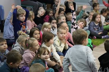 Wieluń: Biblioteka Miejska zaprosiła dzieci na spotkanie z fotografem Piotrem Pabisiakiem
